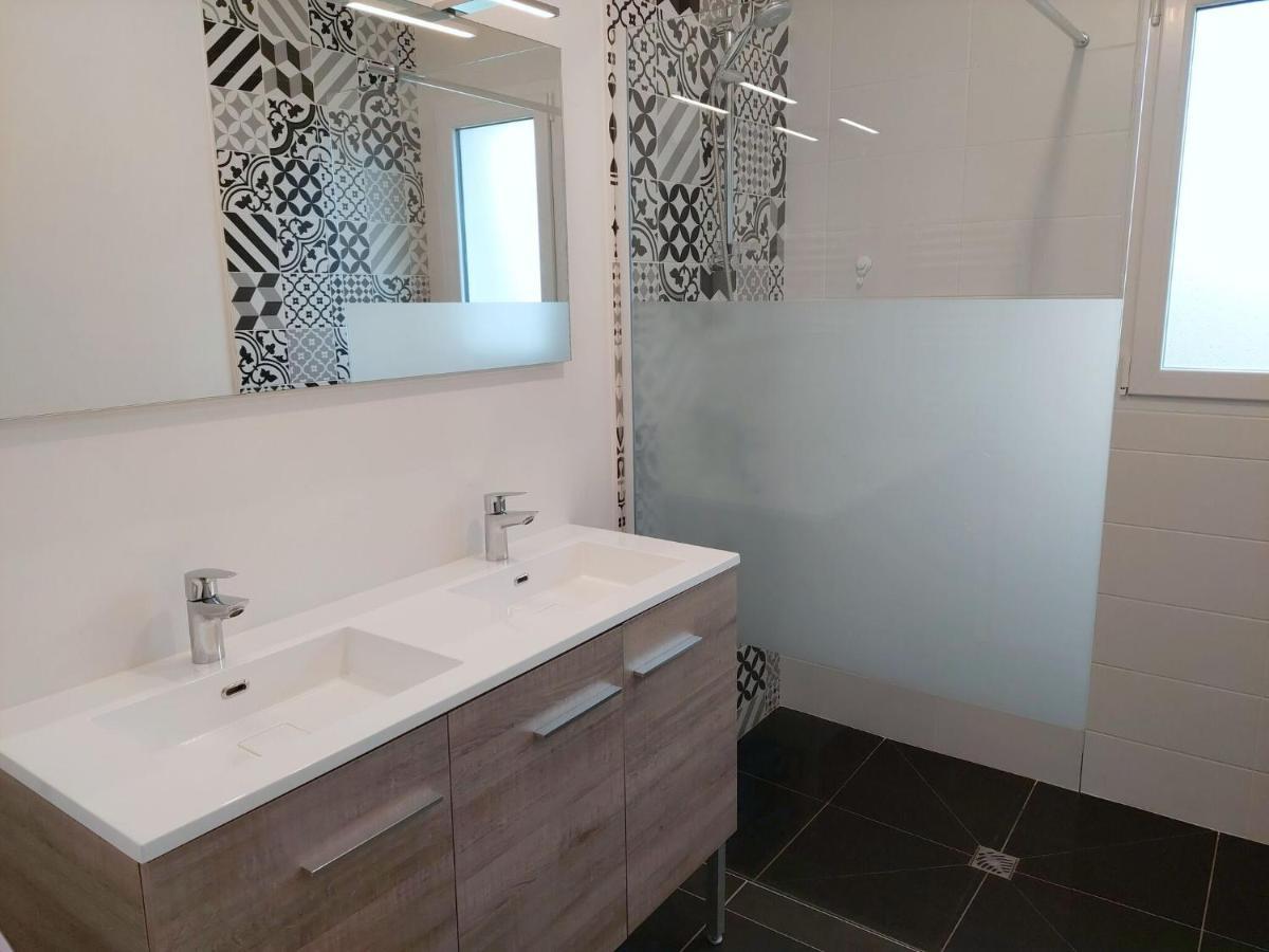 Single Storey Holiday Home In Cleder Екстер'єр фото